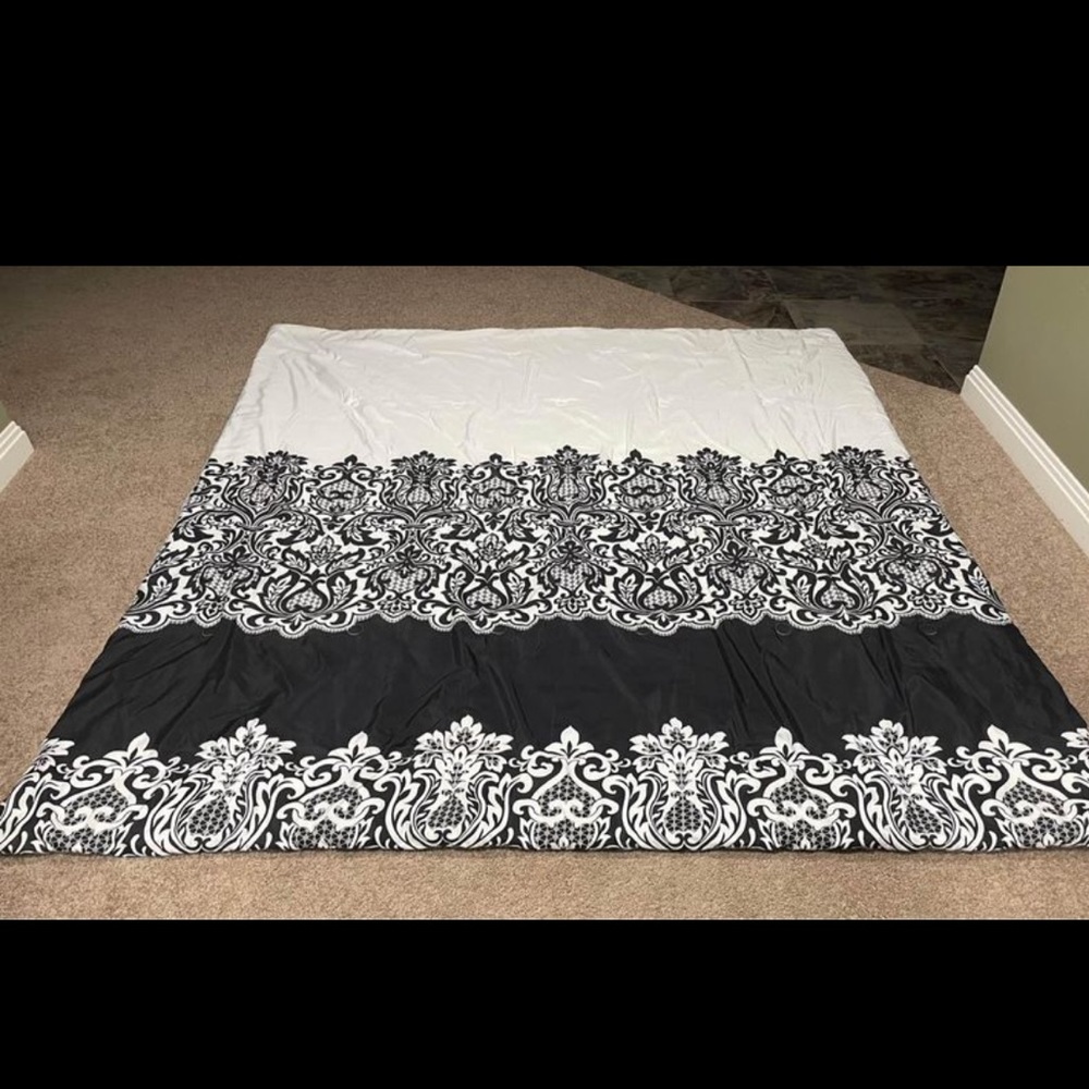 Full Size Reversible Comforter set w/2 reversible shams & toss pillows
